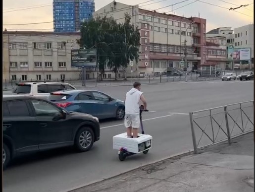 Сервис кикшеринга оштрафовал новосибирского блогера за провоз стиральной машины на самокате