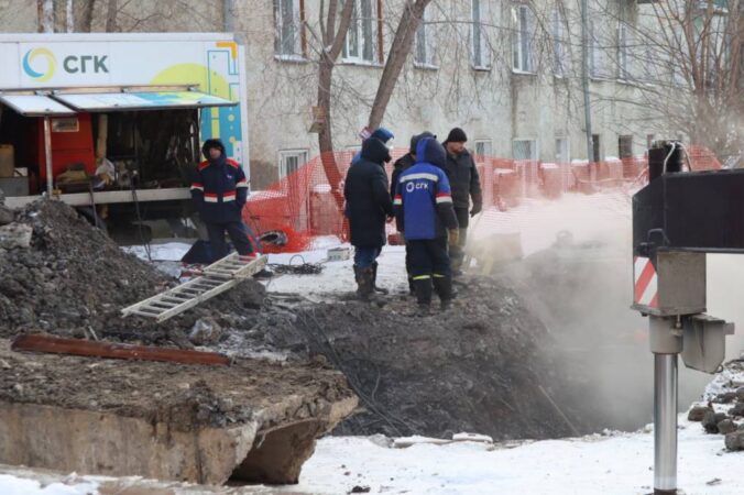 В Новосибирске Ипподромскую магистраль затопило из-за коммунальной аварии
