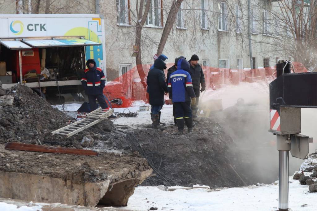 В Новосибирске Ипподромскую магистраль затопило из-за коммунальной аварии