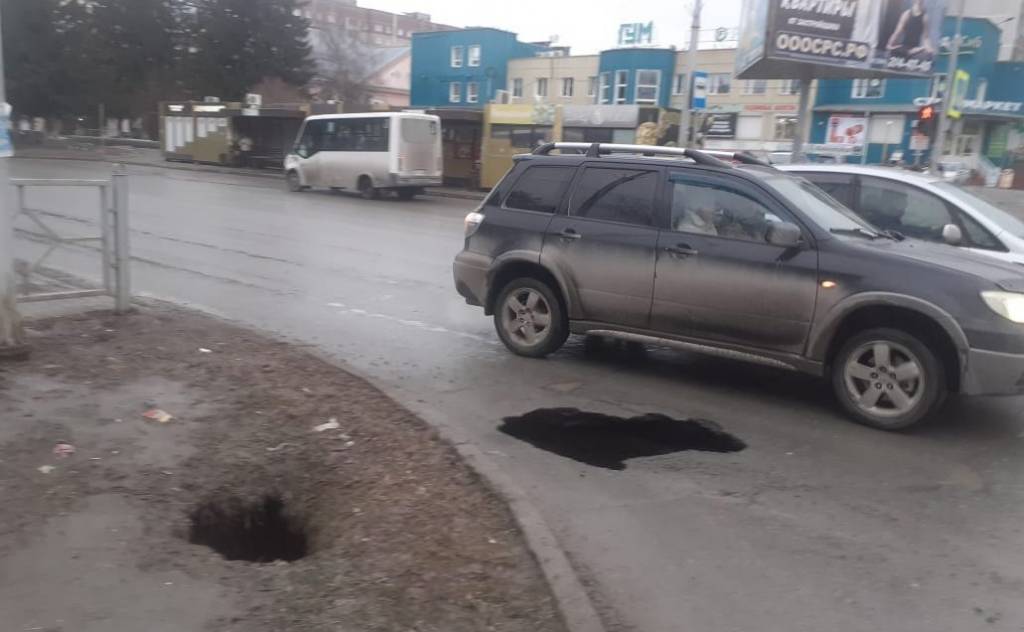 В  Бердске водители пожаловались на огромную яму в асфальте на перекрестке
