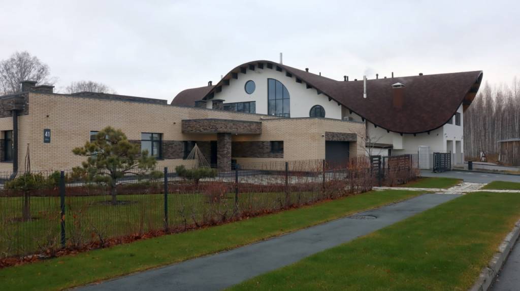 Под Новосибирском продают необычный коттедж за 220 млн рублей