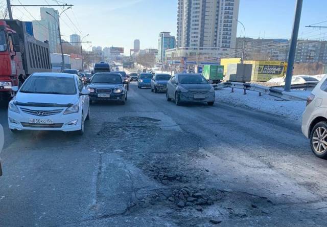 В Новосибирске прокуратура внесла представление директору ДЭУ №6 из-за разбитой дороги
