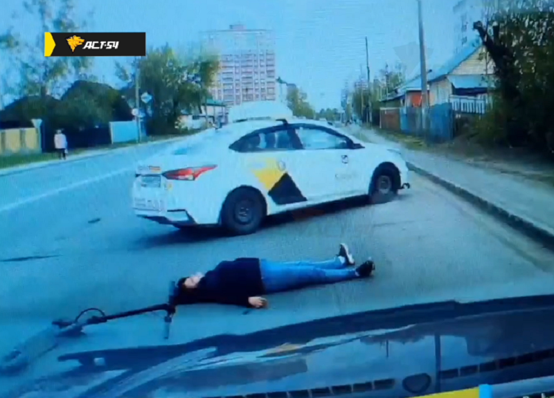 В Новосибирске нетрезвая женщина упала с электросамоката на дороге и потеряла сознание