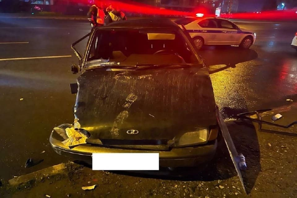 В Новосибирске компания на «ВАЗе» влетела в столб: пострадали 4 человека