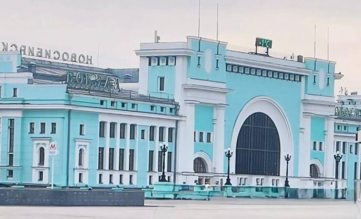 В Новосибирске дети обокрали автоматы с товарами на вокзале