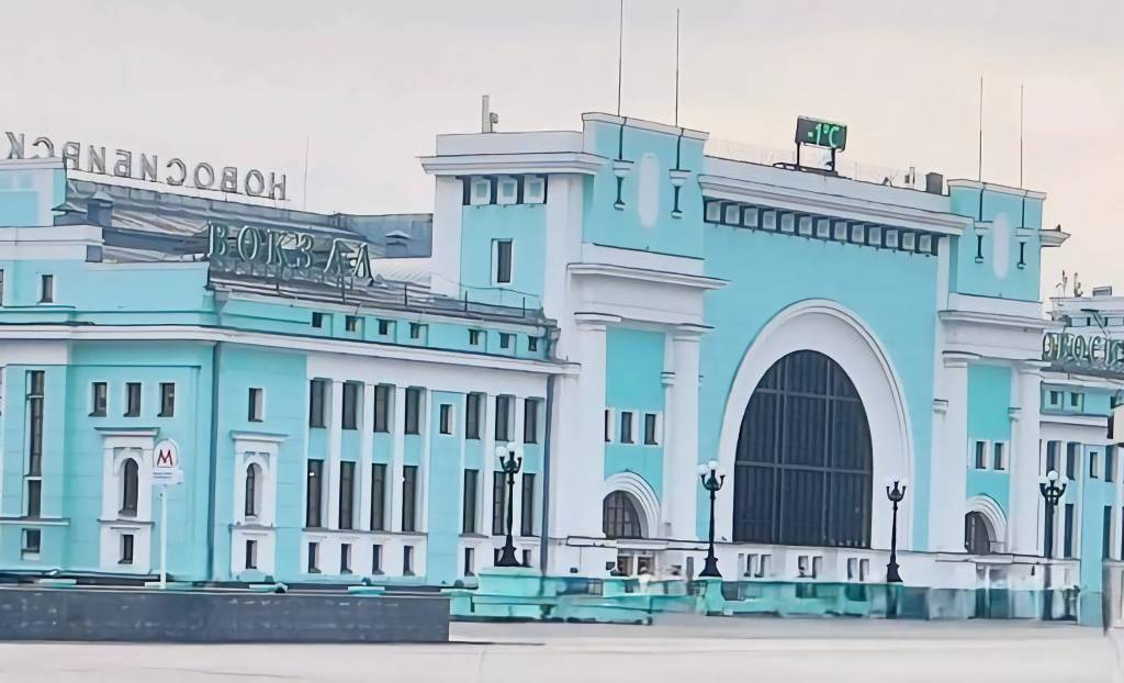 В Новосибирске дети обокрали автоматы с товарами на вокзале