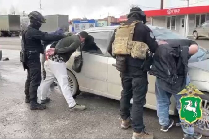 Новосибирских мигрантов задержали с сотней свертков наркотиков в Томске