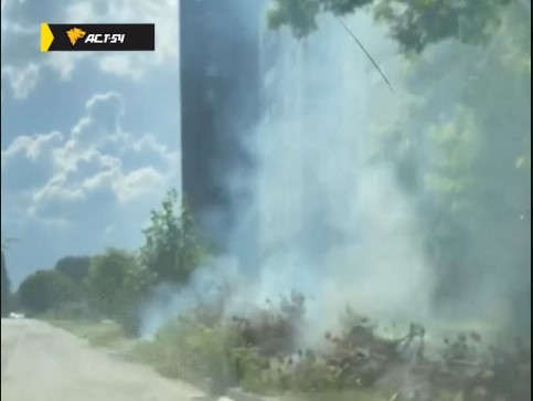 В Новосибирске на улице Троллейной загорелись спиленные и неубранные ветки