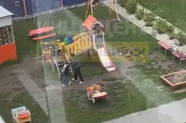 В Новосибирске женщина протащила ребенка за капюшон по территории детского сада