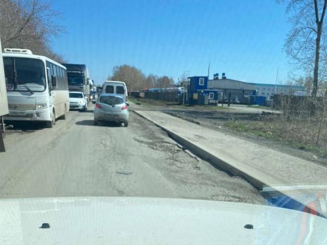 «Дорога в ужасающем состоянии»: жители села Толмачево пожаловались на глубокие ямы на Толмачевском шоссе