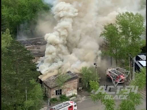 В Новосибирске только что сгорело  старое здание рядом с аэропортом Северный