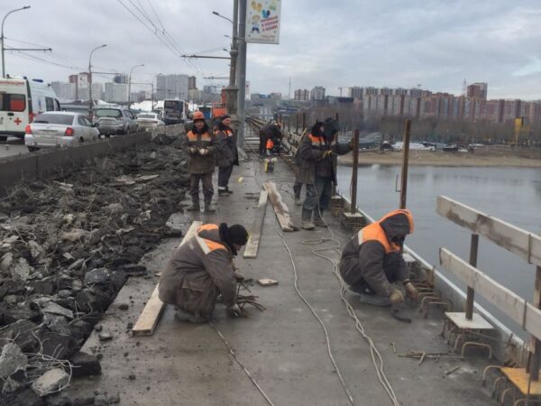 Более 100 человек в сутки выходят на ремонт Октябрьского моста