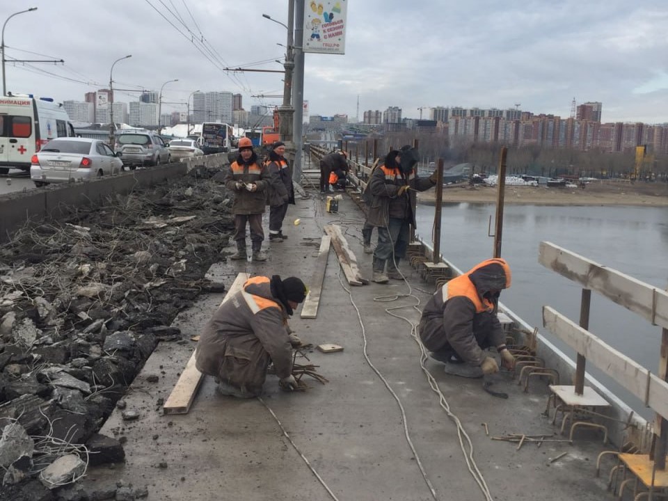 Более 100 человек в сутки выходят на ремонт Октябрьского моста
