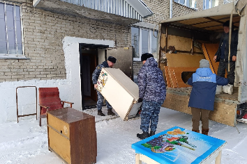 Новосибирские приставы помогли пенсионерке переехать из барака