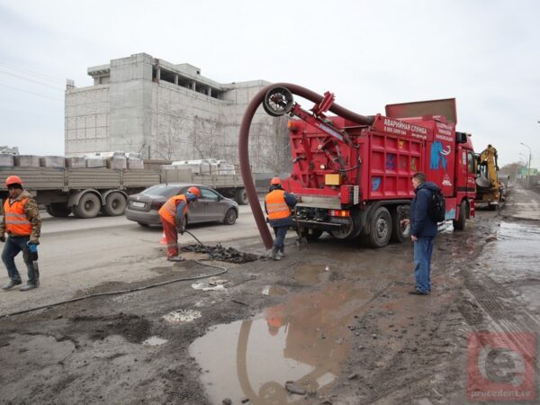 Мэр Локоть потребовал ремонтировать дороги в Новосибирске ночью и в выходные дни