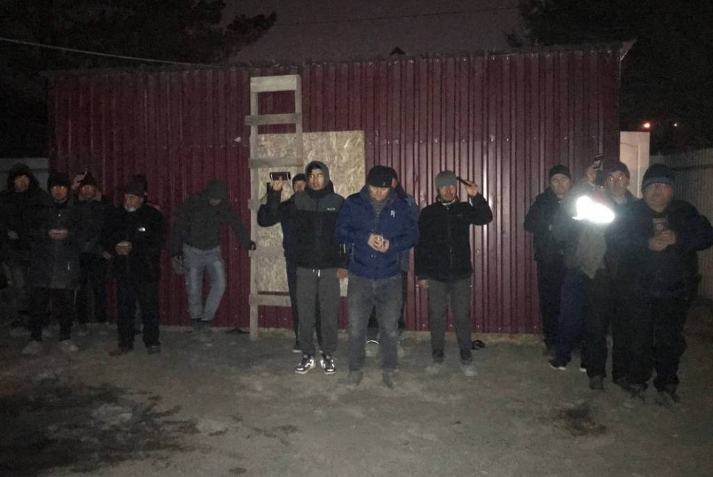 В Новосибирске СК возбудил по факту легализации сотен мигрантов
