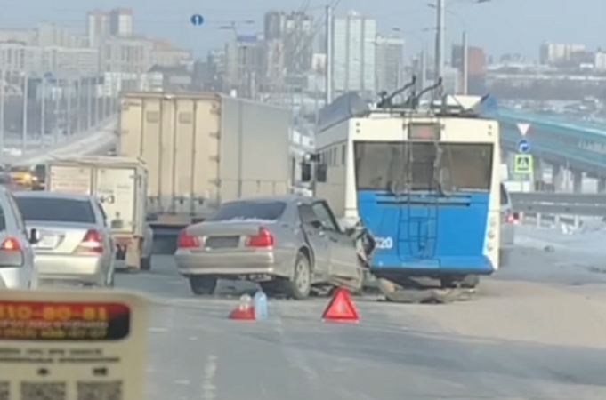 В Новосибирске произошло ДТП с троллейбусом на Октябрьском мосту