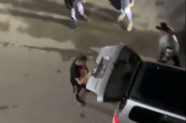 В Новосибирске неизвестные силой затолкали в багажник двоих мужчин и увезли