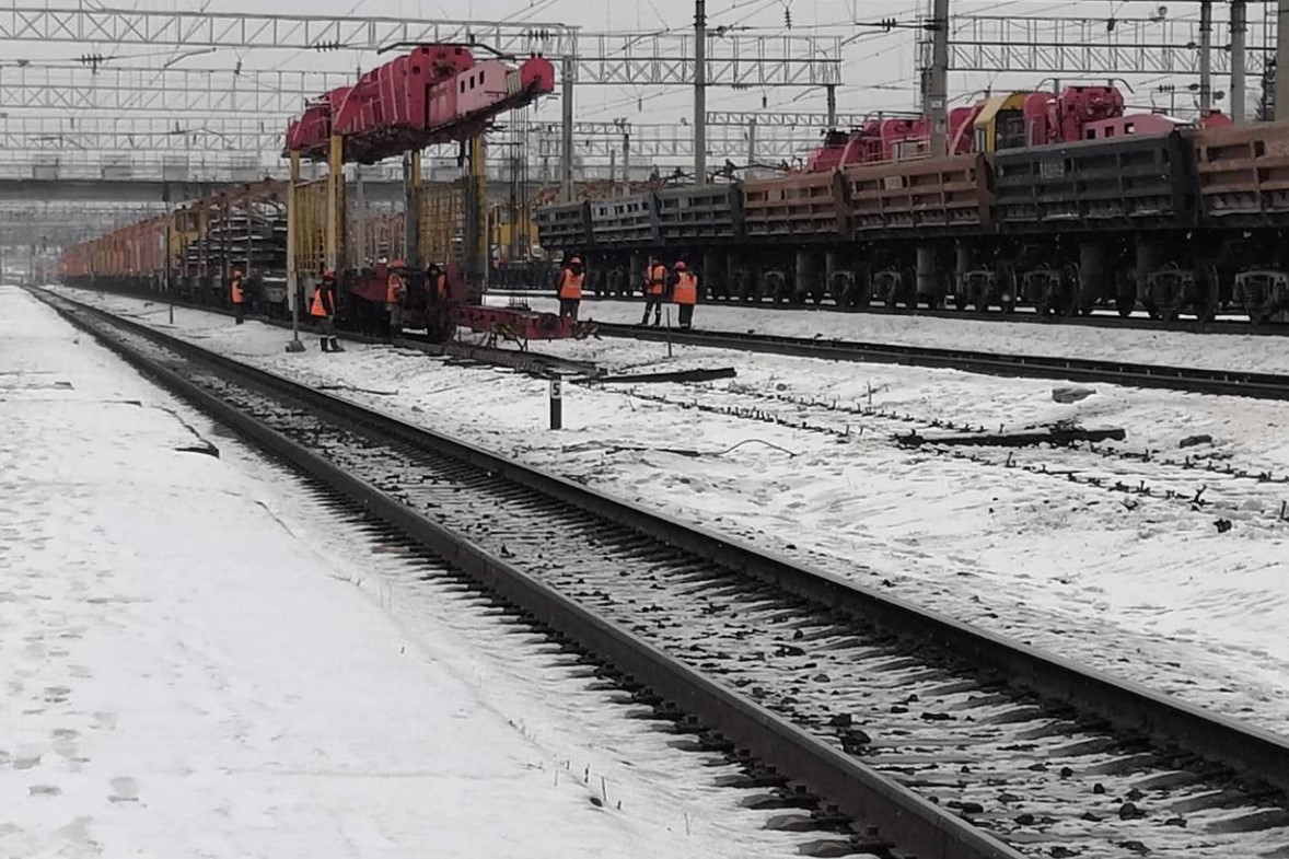 Под Новосибирском поезд врезался в грузовик на железной дороге