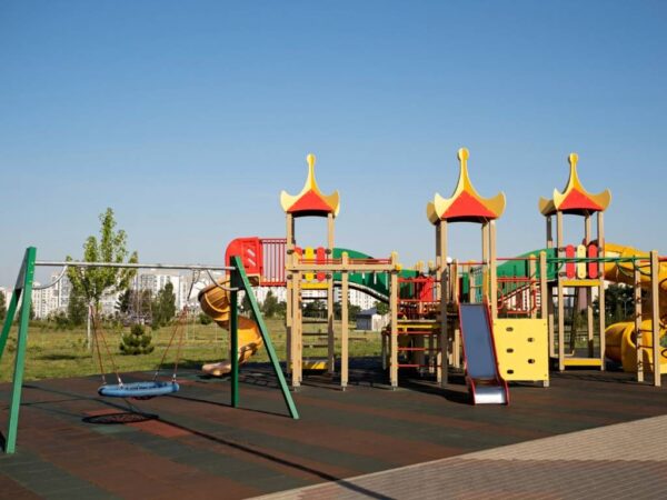 В Новосибирске ребёнок сломал позвоночник на детской площадке