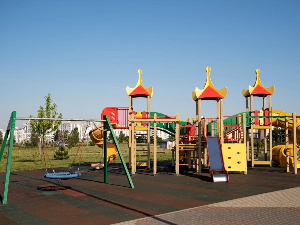 В Новосибирске ребёнок сломал позвоночник на детской площадке