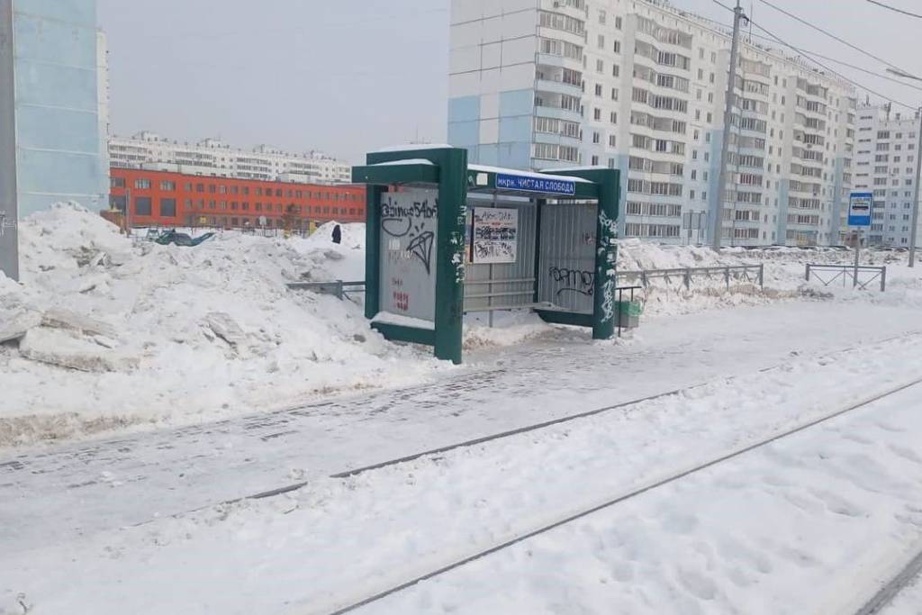 В Новосибирске прокуратура провела проверку из-за жалоб на заваленные снегом трамвайные остановки