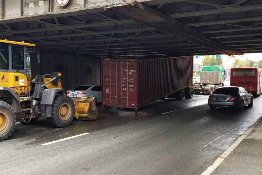 В Новосибирске еще один грузовик застрял под железнодорожным мостом