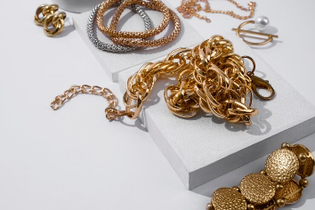 Драгоценности на три млн изъяли у новосибирской мошенницы