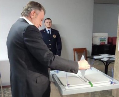 Председатель Заксобрания Андрей Шимкив одним из первых проголосовал на выборах президента
