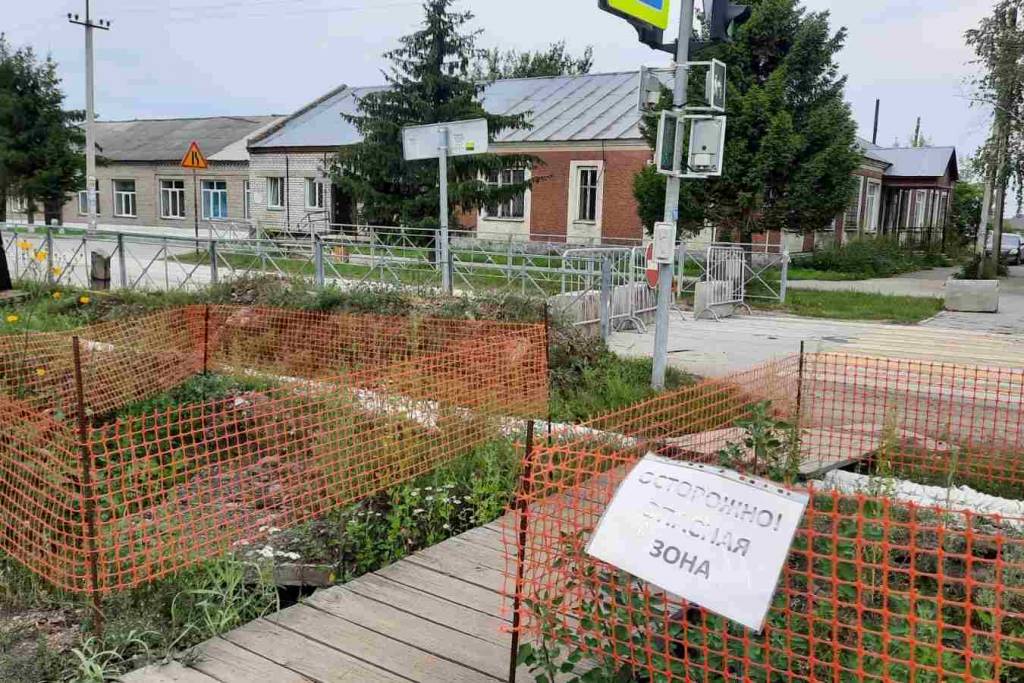 «Трубы брошены»: в посёлке под Новосибирском уже почти год не могут отремонтировать теплосети