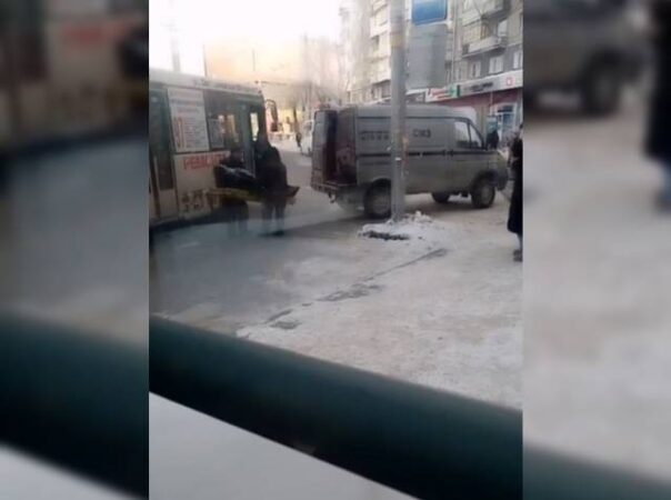 В Новосибирске во время поездки в автобусе №97 умер пассажир