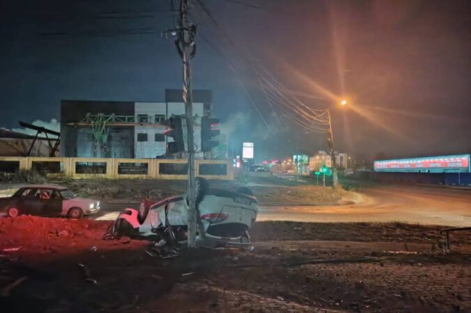 В Новосибирске Renault Megane перевернулся и влетел в столб