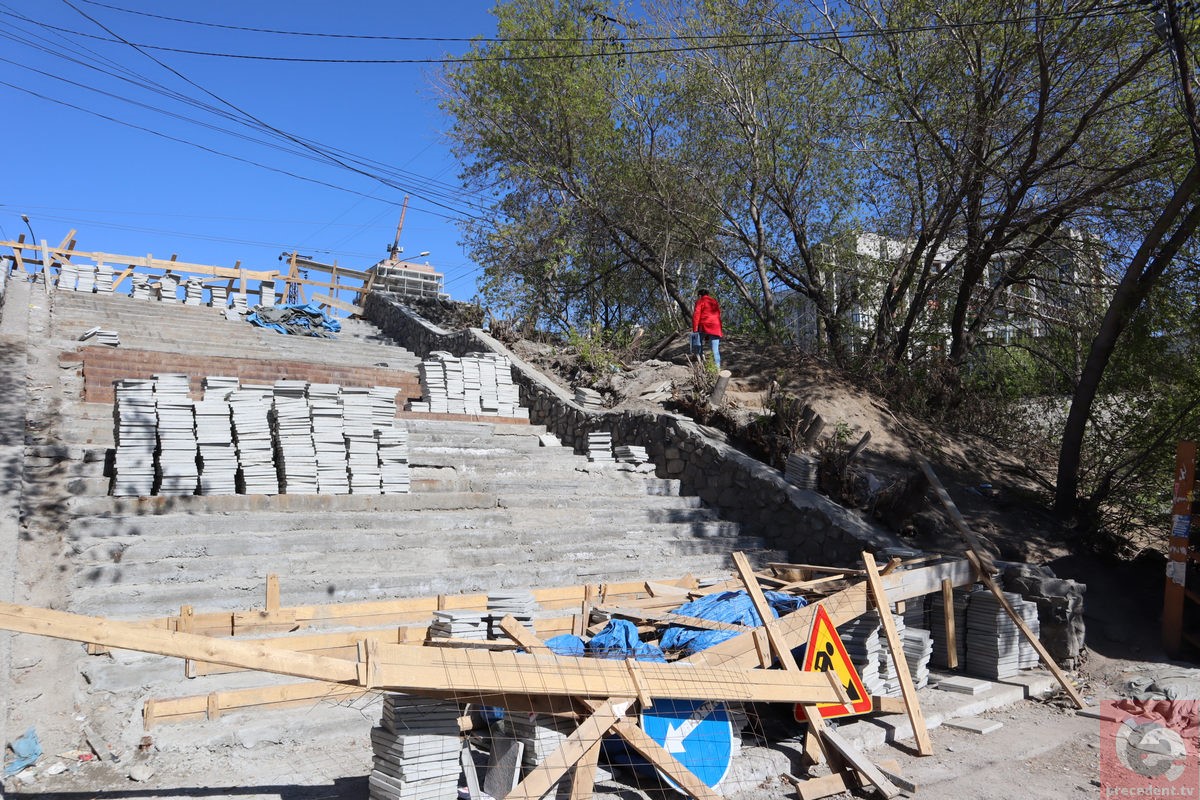 В Новосибирске завершили ремонт скандально известной лестницы на Речном вокзале