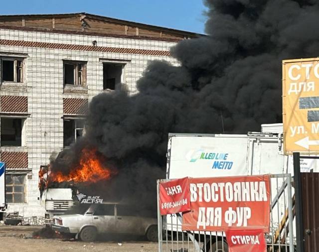 «Могли взорваться запасы топлива у жилых домов»: в Новосибирске фура сгорела рядом с нелегальной АЗС