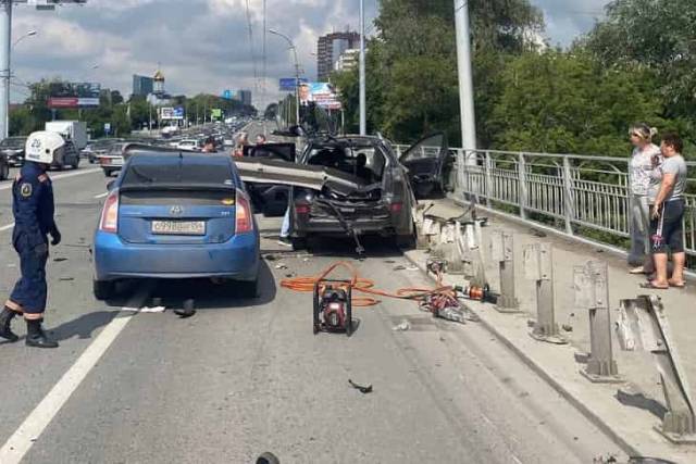 В Новосибирске отбойник насквозь пронзил иномарку – водитель был пьян