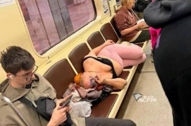 В Новосибирске полуголая женщина прокатилась в метро