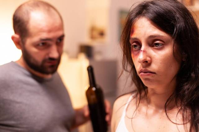 В Новосибирске пьяная ссора между супругами закончилась ударом бутылкой по голове