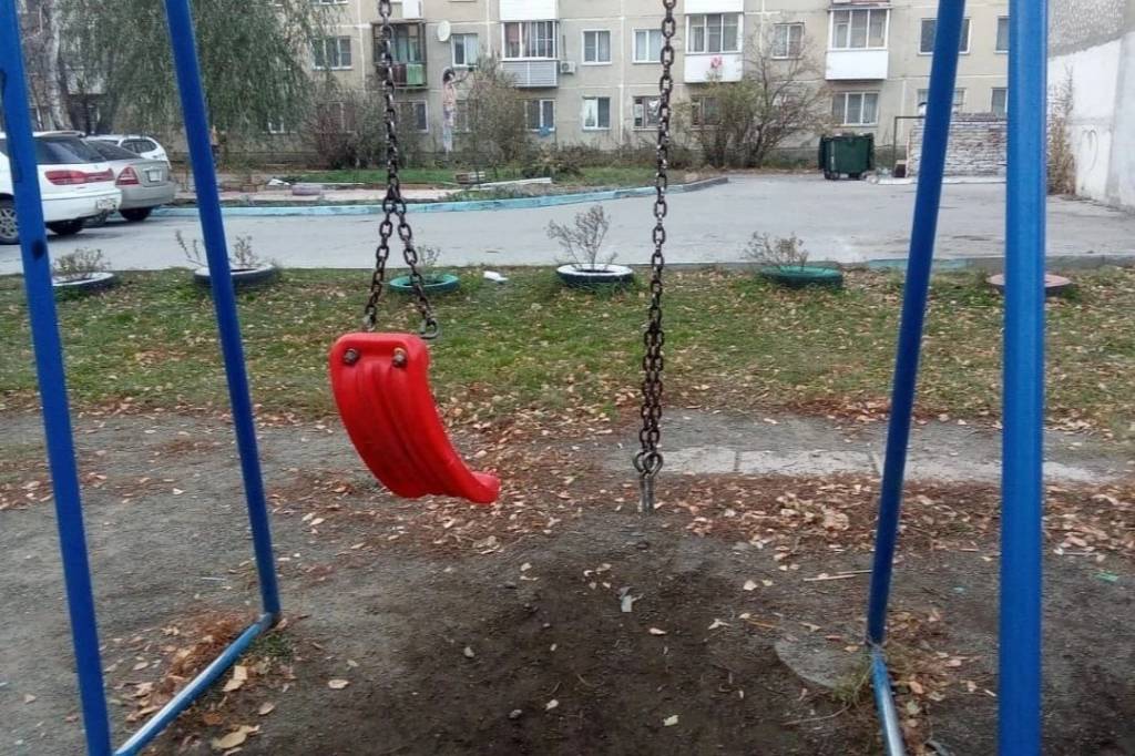 Девочка травмировала позвоночник на детской качели в Новосибирске