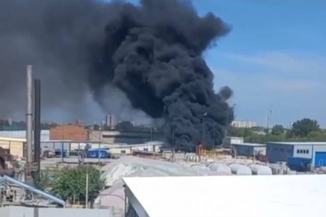 В Новосибирске загорелось здание на улице Петухова: пострадали два человека