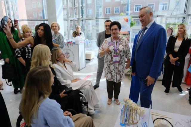 Андрей Травников принял участие в открытии конференции Женской ассамблеи