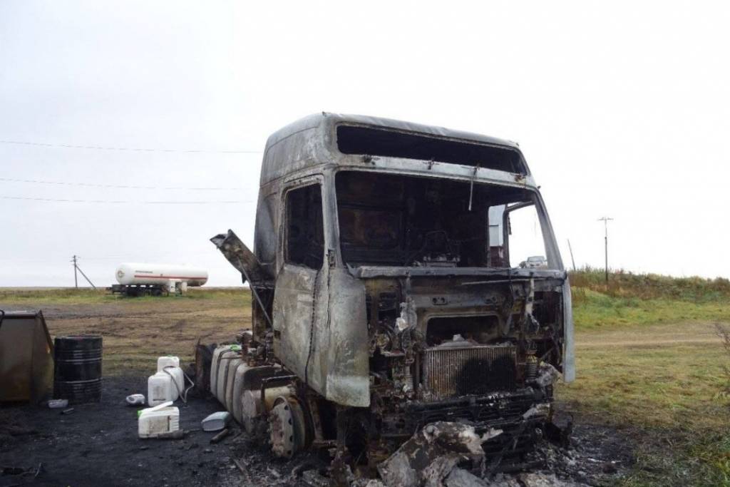 В Новосибирской области пьяный омич сжег погрузчик и тягач