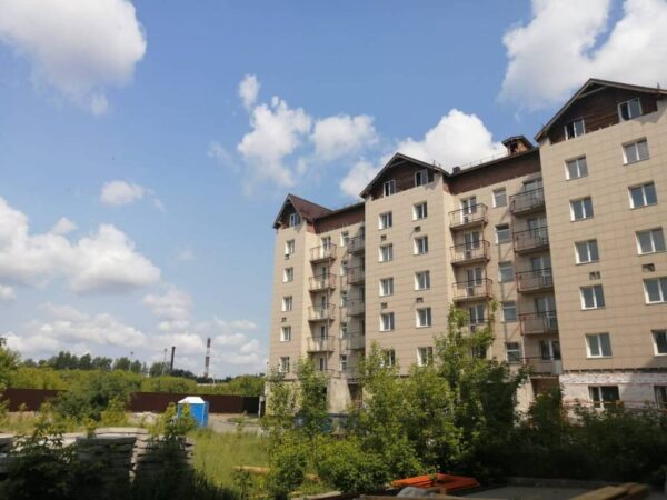 В Новосибирске под контролем прокуратуры завершают 30-летний долгострой на улице Ивлева