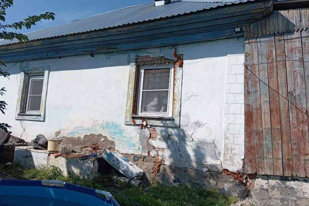 Многодетная семья из Новосибирской области добилась переезда из аварийного дома