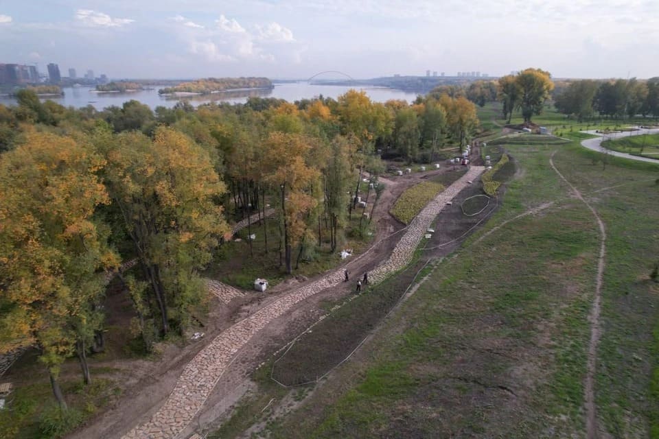 В Новосибирске в новом парке «Арена» начали выкладывать дорожки у реки