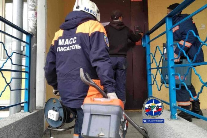 Упала и не смогла встать: спасателям в Новосибирске пришлось взломать дверь в квартиру пенсионерки