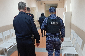 Возлюбленная принесла новосибирцу наркотики в суд