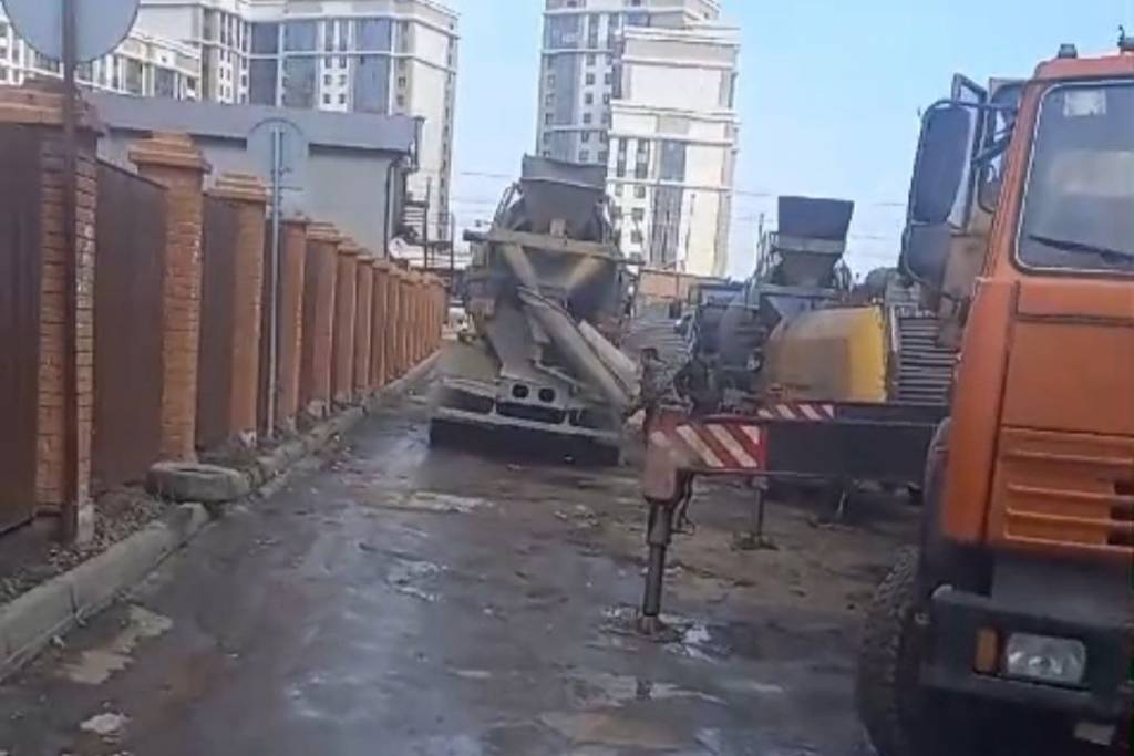 Новосибирцы жалуются на перекрытие проезда строителями апартаментов