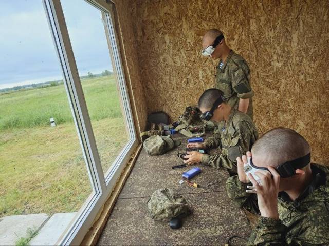 В Новосибирске при поддержке ГК «Расцветай» военнослужащие проходят обучение  по специальности «оператор БПЛА»