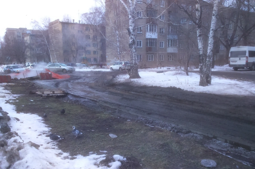 В Новосибирске из-за перекрытия дороги на Степной водители ездят по тротуару и газону