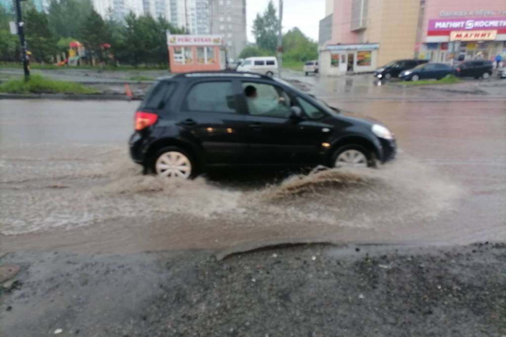 «Машины плывут»: Новосибирск накрыл очень сильный ливень